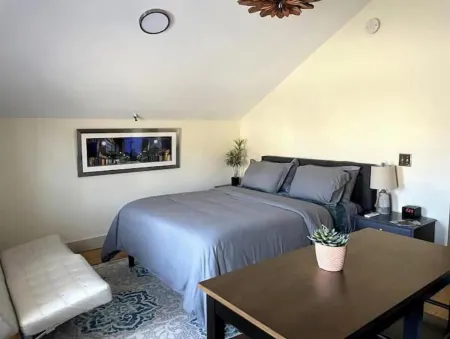 New Modern Studio- Hop Skip & Jump to Waterfront Отели рядом с достопримечательностью «Салмон Хол он Уинуски Ривер»