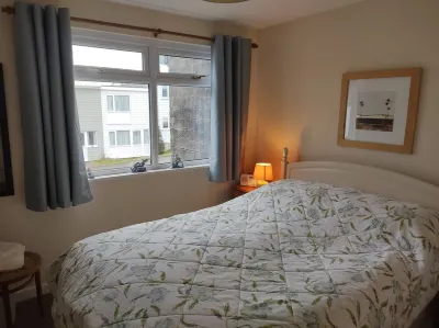 Modern holiday home in quiet location near Freshwater East beach