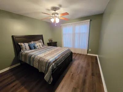 Charming 3-bedroom home in peaceful Greensboro with a bedroom fireplace. 오텀 공원 주변 호텔