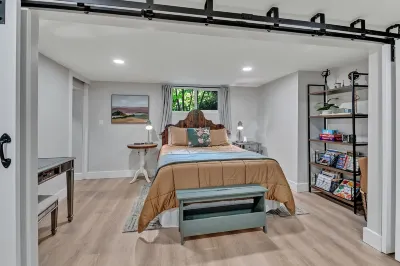 Clean, modern basement suite in Tacoma 포인트 러스턴 주변 호텔