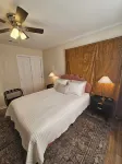Isolated King bed, 2 Queen beds - Fenced yard - 9 min to Texas Tech