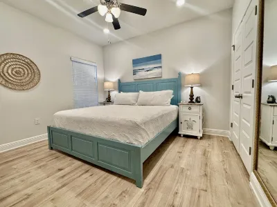 Coastal Dreamer-Family Friendly, 2 Kitchens, Golf Cart Included, Close to Beach Hotels near Frank Pate Park