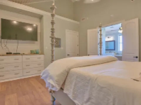 BEAUTIFUL WATERFRONT HOME WITH BOATHOUSE AND HUGE PORCHES! Hotels in Hackberry