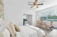 Sleek & Cozy Studio: Freshly Renovated SkyBike West Palm Beach附近的飯店