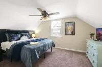 Sunscape Bungalow: 30+ Days Welcomed! Office, 20 Min CLE Clinic, Wifi WD Hotels in Cleveland Heights