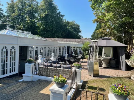 Lord Bute Hotel & Restaurant Отели в г. Бартон он Си