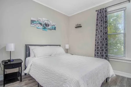 Monthly Stays at Brightside Bungalow: Near Downtown Muskegon Отели рядом с достопримечательностью «Беюкма Плейфилд»