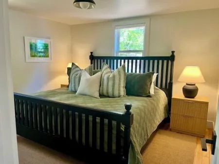 Waterfront Modern Home in Eastham, on a Pond Отели рядом с достопримечательностью «Кост Гард Бич»