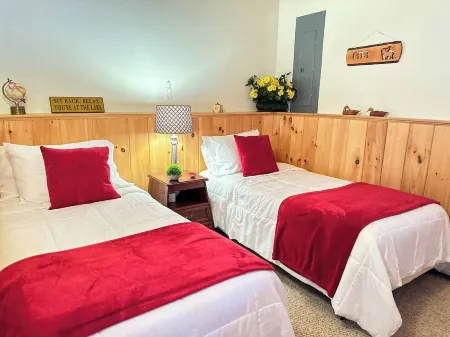 Amazing Lake View~Wood Stove~Deck~Outdoor Shower