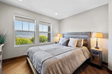 Gorgeous Mtn/Lake Views, Cozy Fireplace, Hot Tub, Near Park City & Deer Valley