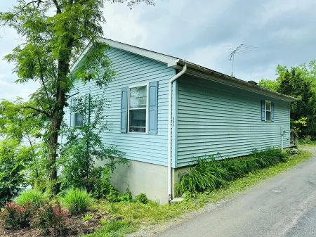 Sublime Sunsets--Charming Cottage with No Bad Views Отели в г. Дженоа