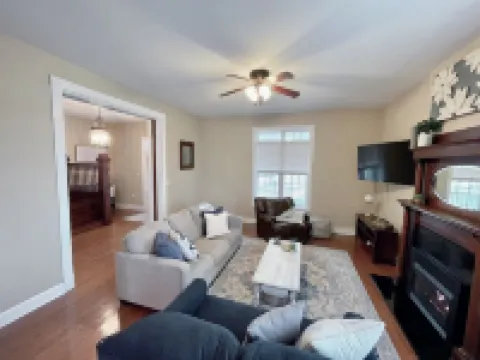 Elm Street Escape- Easy Access to Alton & STL Hotels in Alton