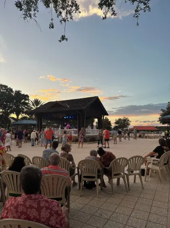 WOW CLOSED IN COURTYARD VILLA, GOLF CART, 2 BEDROOMS AND WALK TO 5 LOCAL POOLS.