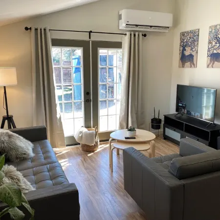 Charming 1-bedroom cottage with WiFi, AC in amazing San Antonio