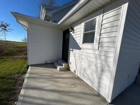 Koop Creek Home.  A charming, quiet country home near St. Mary's and New Bremen. Отели в г. Оглейз