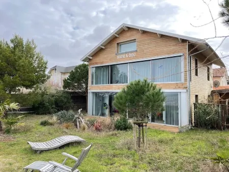 Unique villa with direct beach access, shops on foot.