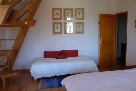 A quiet and comfortable house in a burgundy's medieval village