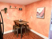 2 bedroom apartment: 10 minute drive to UT, convention center,downtown Knoxville