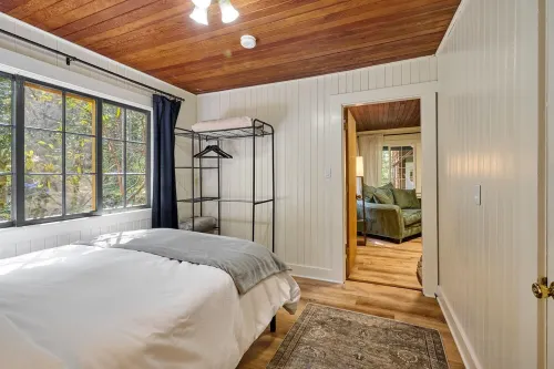 Cozy retreat, newly renovated with loft, hot tub, creek access, pet friendly