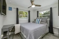 King Bed. Great Parking. Message with Questions.