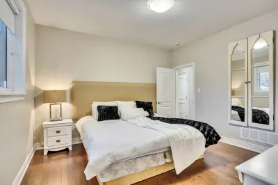 Riverview home. 2 minute walk to the beach in the heart of Wasaga. Hotels near Wasaga 500 Go-Karts