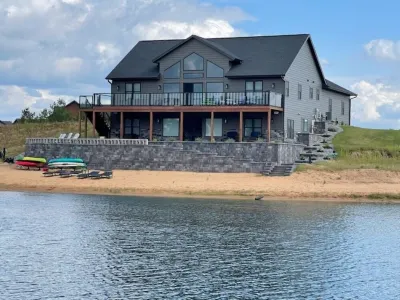 Beach house near Castle Rock Lake.