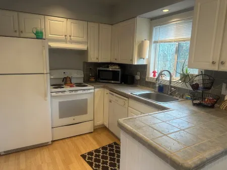 Charming carriage house in Ashland near downtown