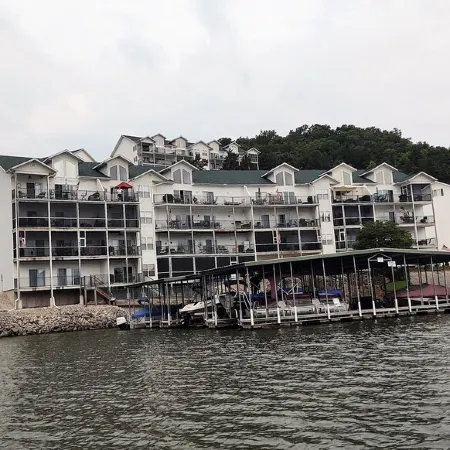 Relaxing on the Big Niangua3Br w/Loft - 6 Beds