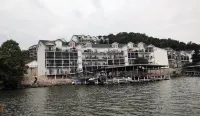 Relaxing on the Big Niangua3Br w/Loft - 6 Beds