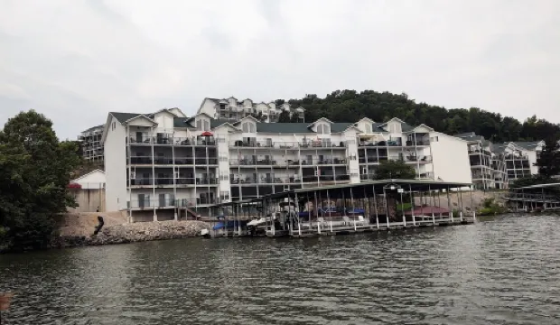 Relaxing on the Big Niangua3Br w/Loft - 6 Beds