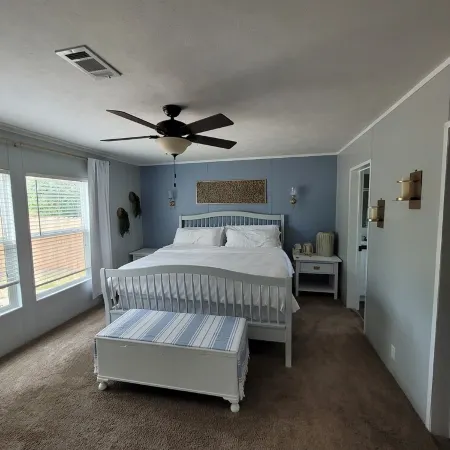 Relaxing newly-renovated 3/2 lakeside retreat with private dock