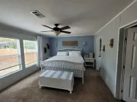 Relaxing newly-renovated 3/2 lakeside retreat with private dock