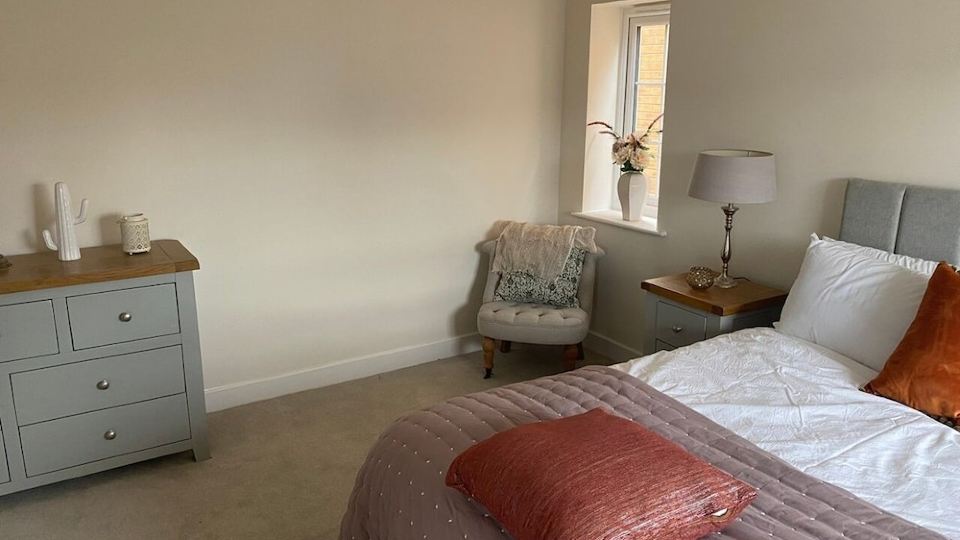 Luxurious 4 br detached house in cul-de-sac ideal for family or group of friends
