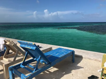 Private island oasis with pool Отели рядом с достопримечательностью «Сплит»