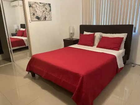 Centrally Located 2 bed 1 bath apartment! Great Value Отели рядом с достопримечательностью «White Arrow Chapel»