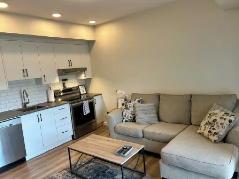 Quick walk to Lakeside Boardwalk and Downtown shops & restaurants! Отели рядом с достопримечательностью «Оканаган»