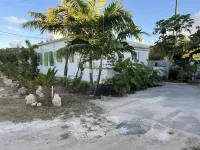 Spacious quiet house seconds from the beach Hoteles cerca de Sandy Island