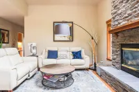 Poppyrosa Estate with mountain views minutes from Seattle, Bellevue, Sea-Tac