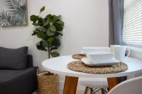 Cozy Boho Guest House w/Patio - 6 min from the beach!
