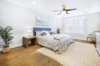 Prime PPB location, steps to all the restaurants, shops, 5 blocks to the beach!