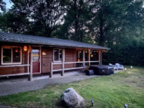 Cosy Chalet with Jacuzzi, 50 Metres from a Beautiful Swimming Lake Hotels in 