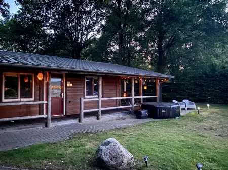 Cosy Chalet with Jacuzzi, 50 Metres from a Beautiful Swimming Lake