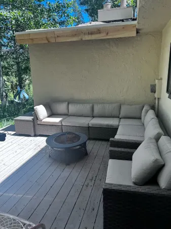 Welcoming & Comfortable Townhome Great Multi-Level Layout