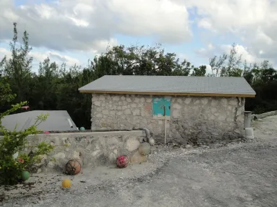 Beachfront views of pristine sandy beach, clear blue waters and surreal sunsets. 酒店