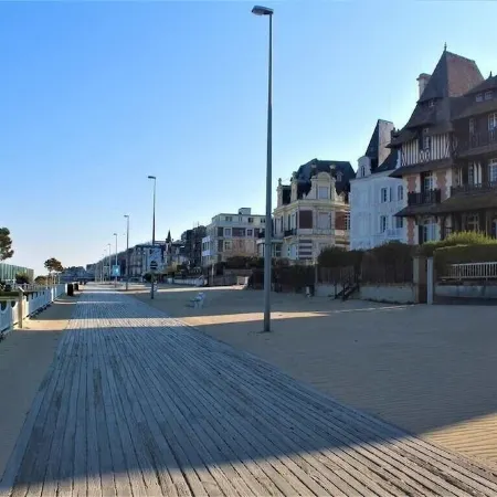 Studio vue Mer, Proximité Commerces, 150m Plage Отели в г. Трувиль-Сюр-Мер
