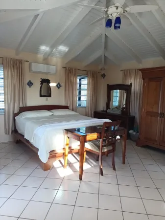 4Br, 5Bath, 5 Minutes dr to Beach AC Home