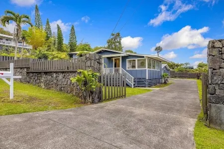 2 bedroom 1 bath cottage 10 minutes from beach