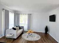 Newly renovated home in the heart of Cochrane close to lake and downtown Hotels in Cochrane