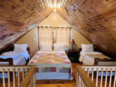 Rustic riverfront cabin- 15 minutes from the Cog Railway and Crawford Notch.