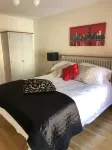 Newcastle Seafront apartment with WiFi & Parking
